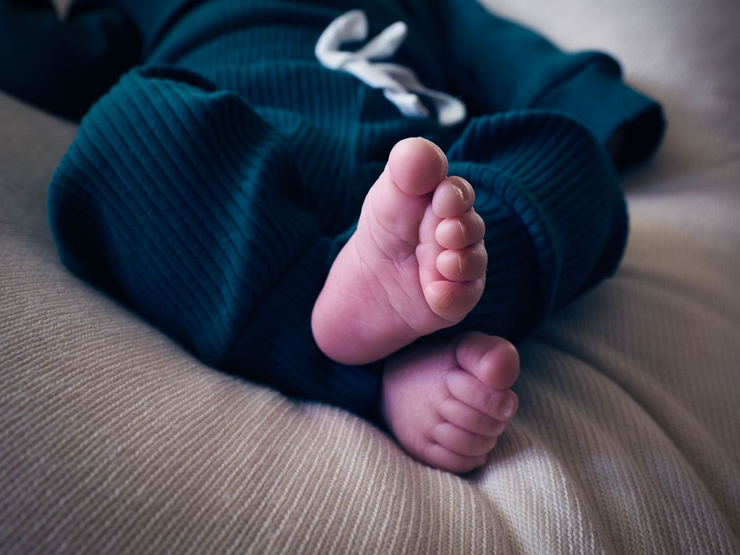 Newborn photo tootsie toes