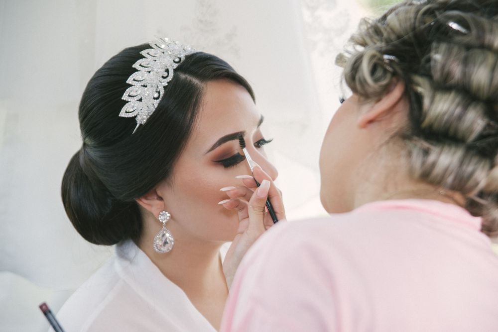 bride's getting ready. make up artist. mother and daughter at getting ready. cambria hotel. McAllen, Texas. Wedding