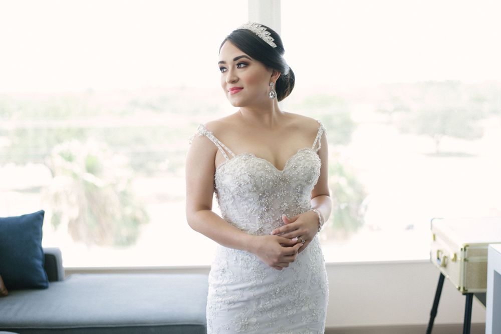 bride getting ready. mother and daughter at getting ready. cambria hotel. McAllen, Texas. Wedding photographer
