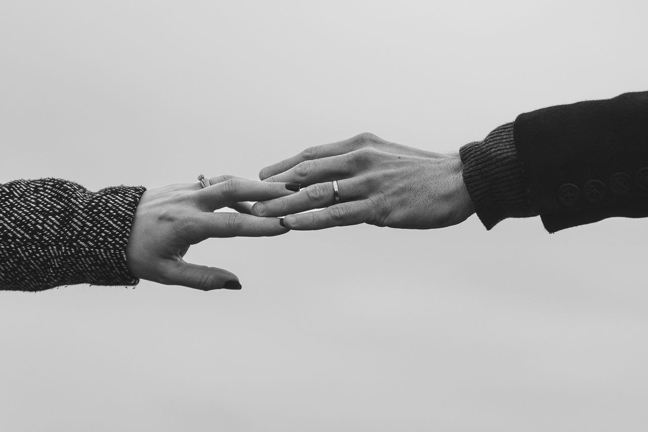 main d'un couple fiancé
