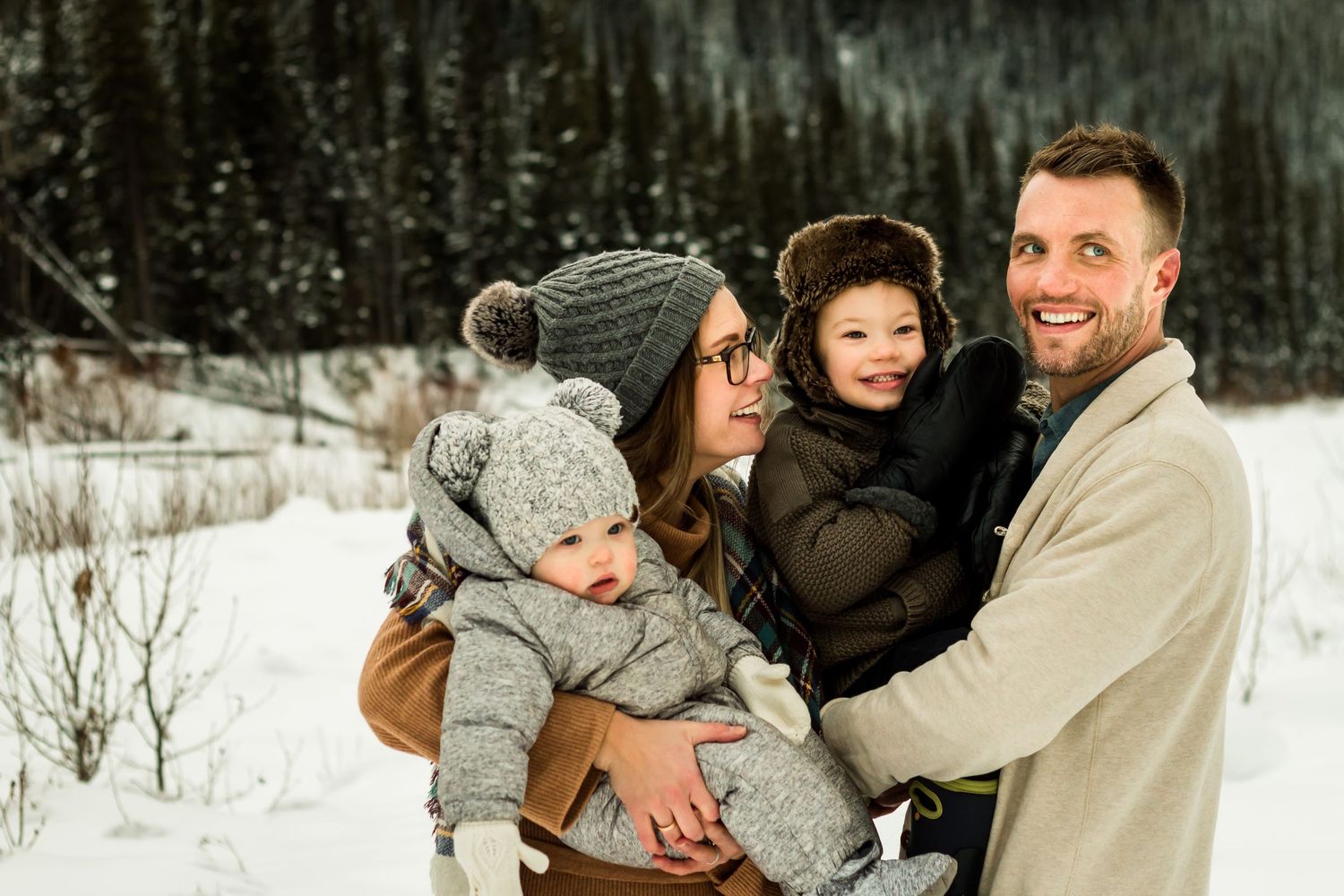 Fun, winter-themed family photos in Bragg Creek outside of Calgary with Love & Sunshine Photography.