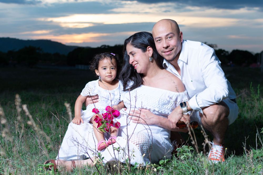 Foto de familia. Managua tiene fotógrafo profesional. Sesiones de fotos de familia. Foto de embarazo.