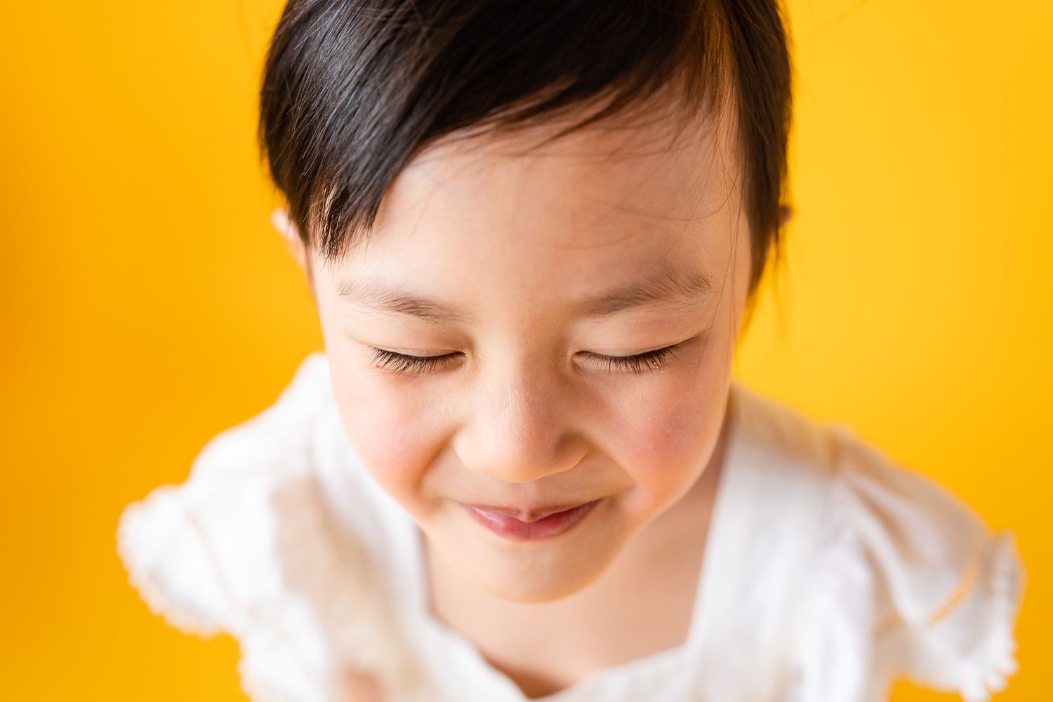 Detail photo of girl's eyelashes