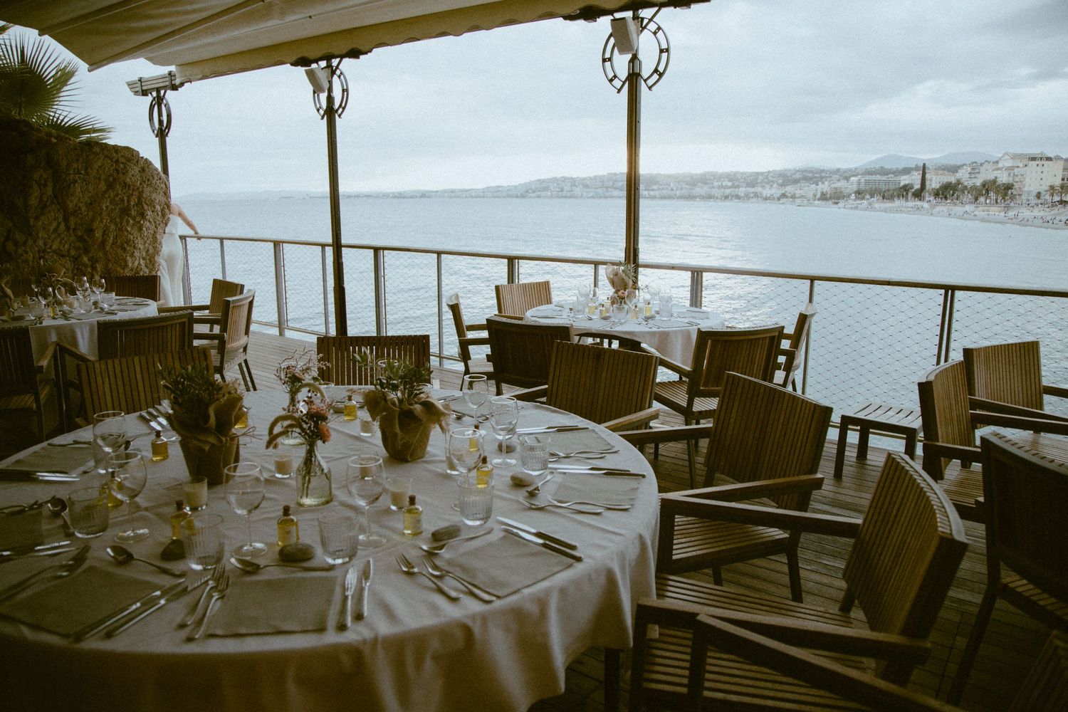 Découvrez le mariage de Margaux & Alexandre. De la mairie de Nice, à la promenade des anglais, puis à l'emblématique Castel Plage