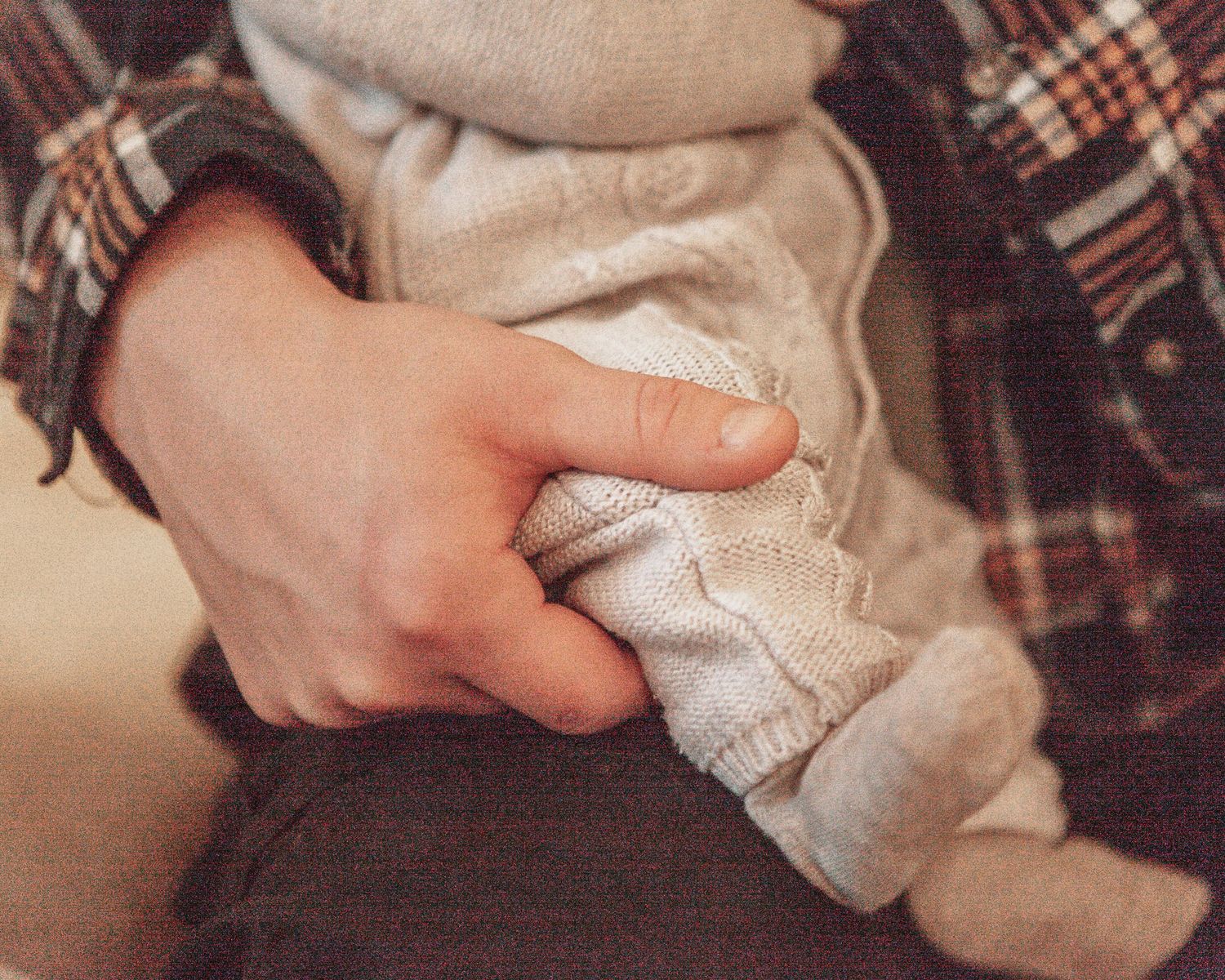 tiny feet big hands New born at home photo shoot with Cornwall new born photographer