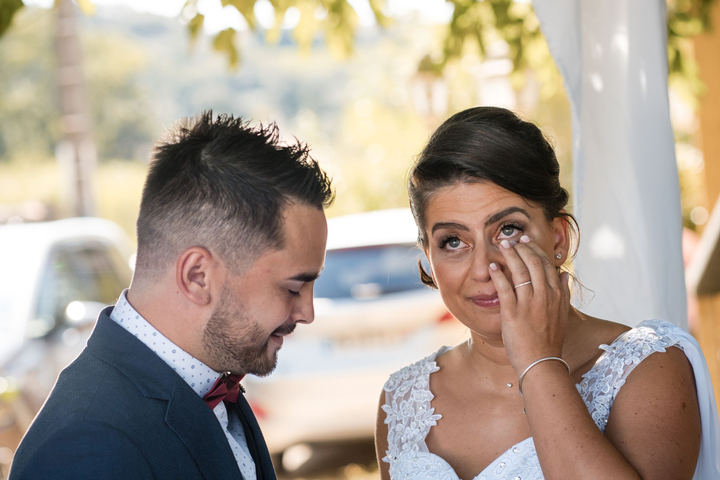 photo du couple de marié dont la mériée pleure de joie et d'amour