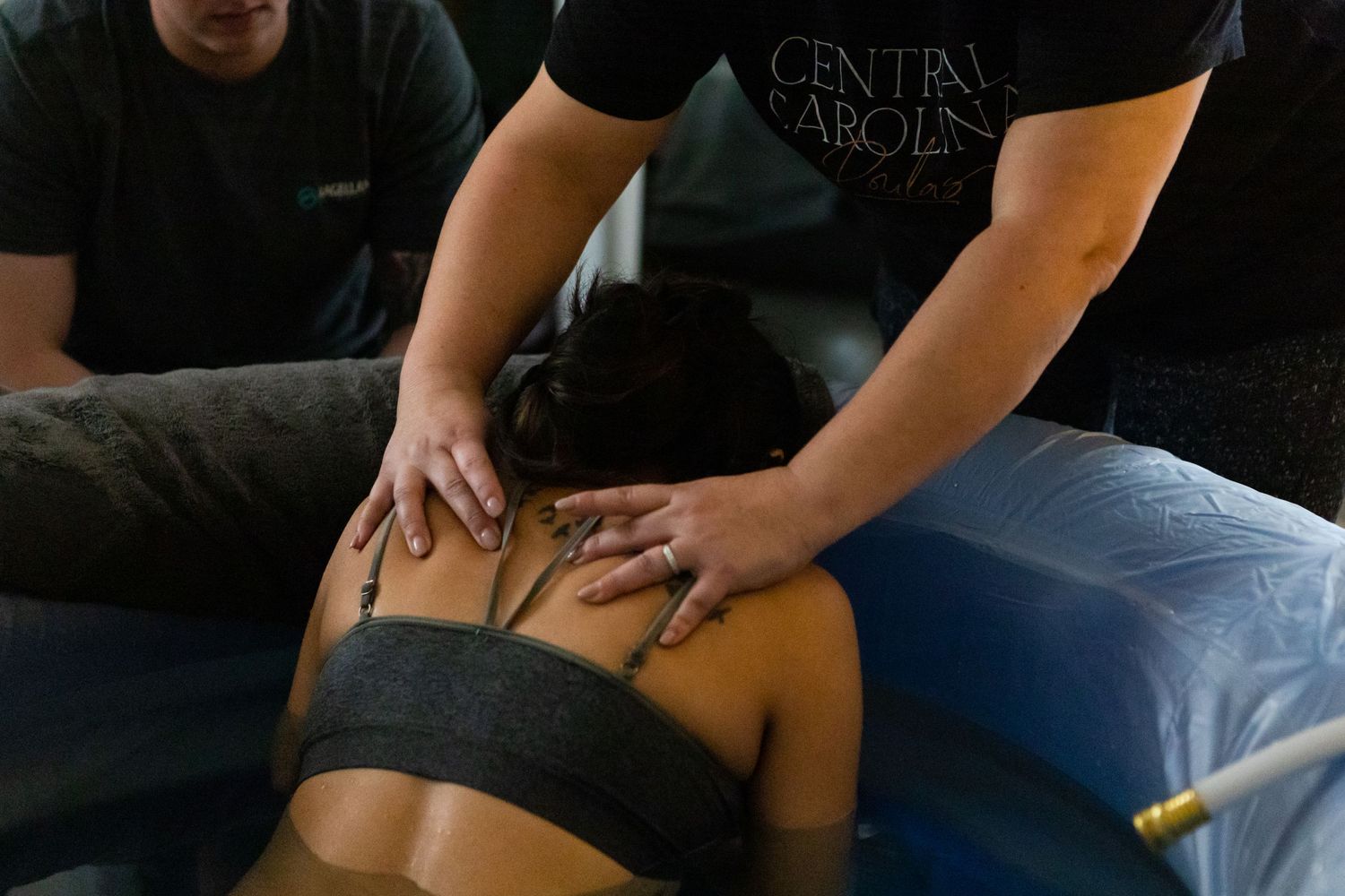 home birth photographer massage pain relief techniques
