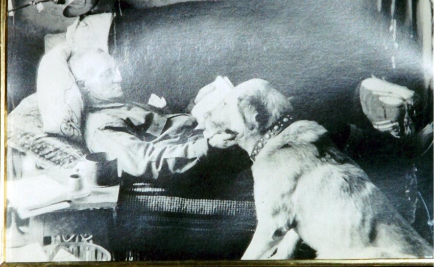 Arthur Walden with his dog Chinook, the original couch potatoes and a trait well ingrained in the Chinooks of today!