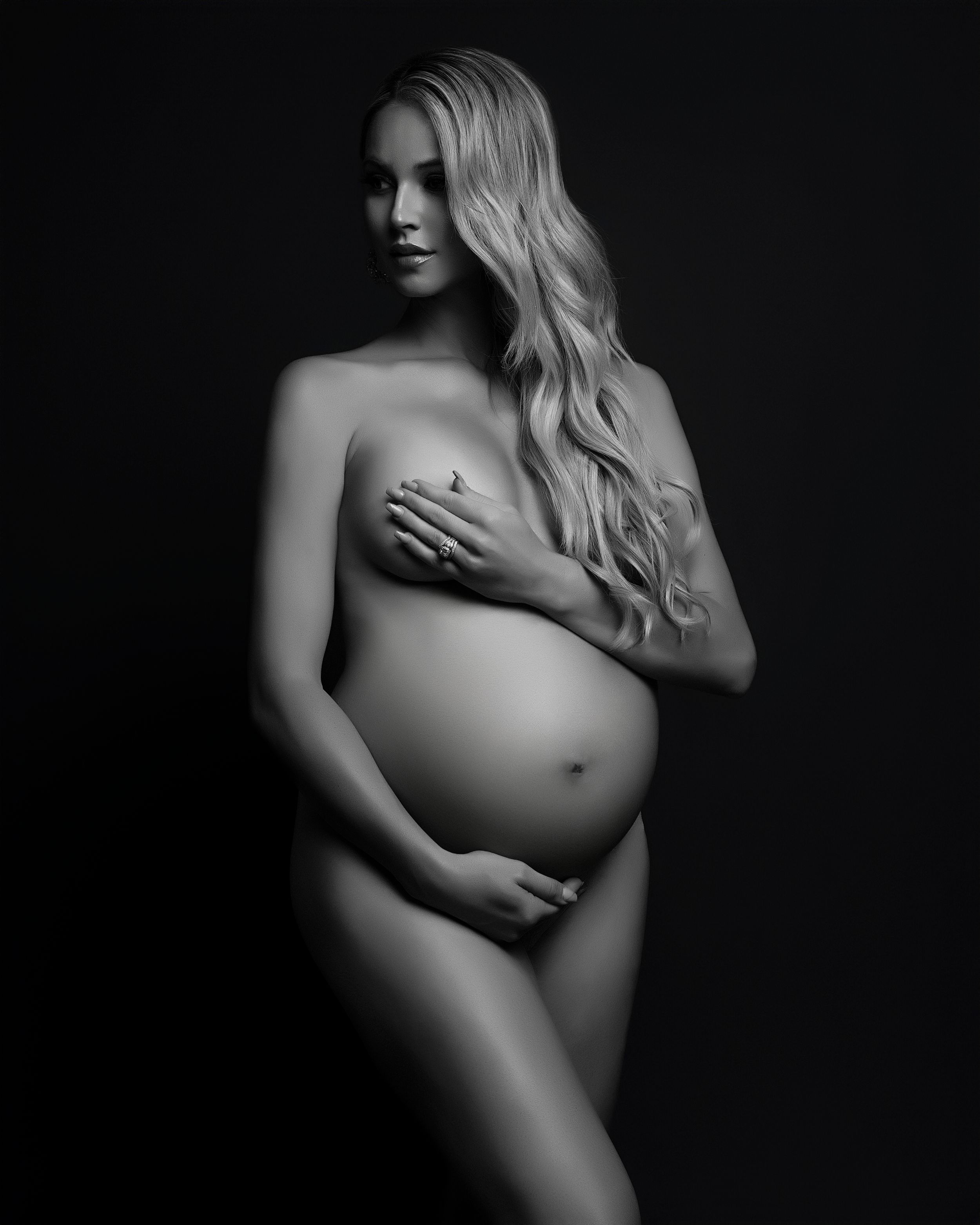 Timeless Maternity Silhouette Photography in San Diego, captured by Daryana Orange in a minimalistic style.