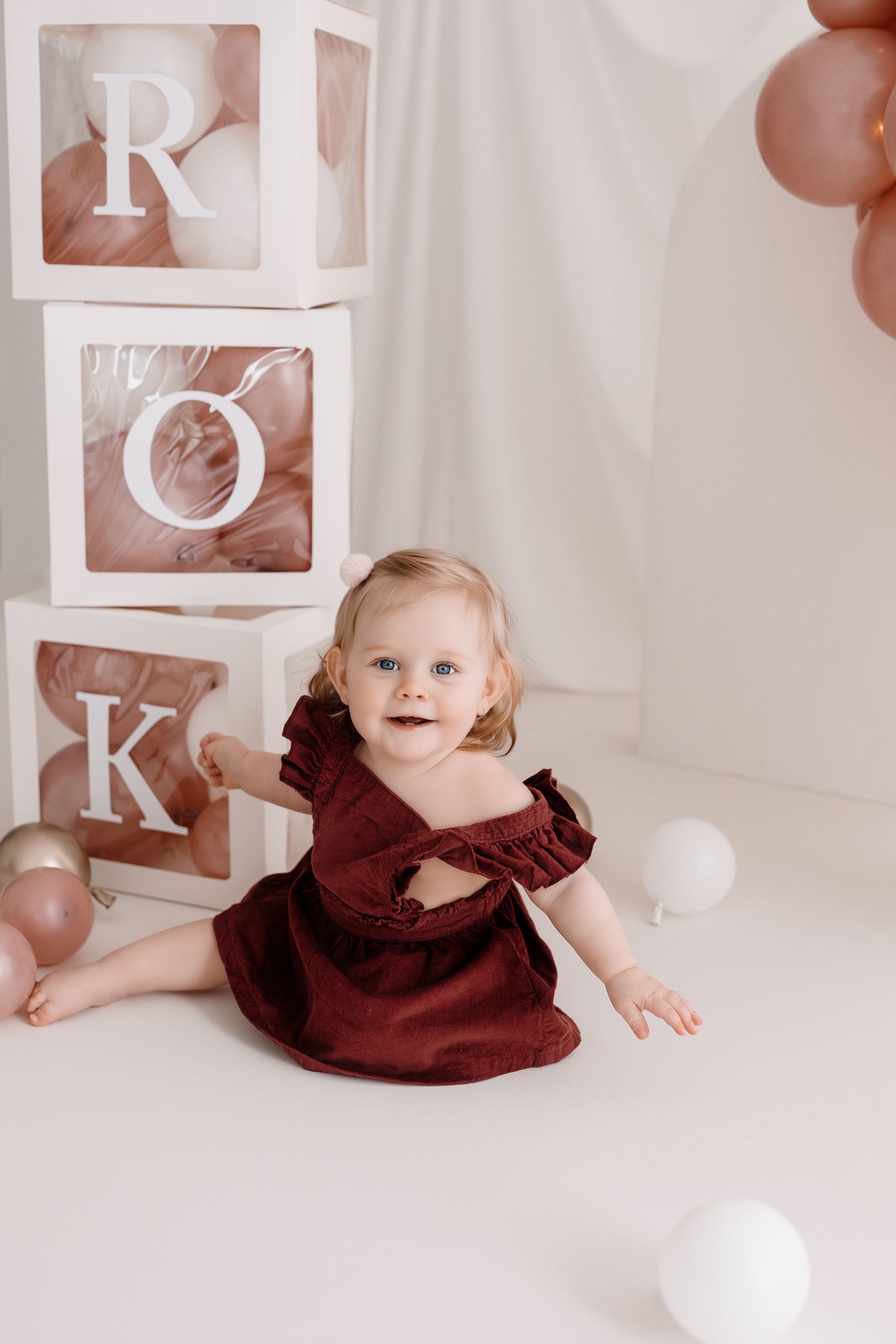 Portrait setup with decorative white blocks spelling ROK and pink balloon accents.