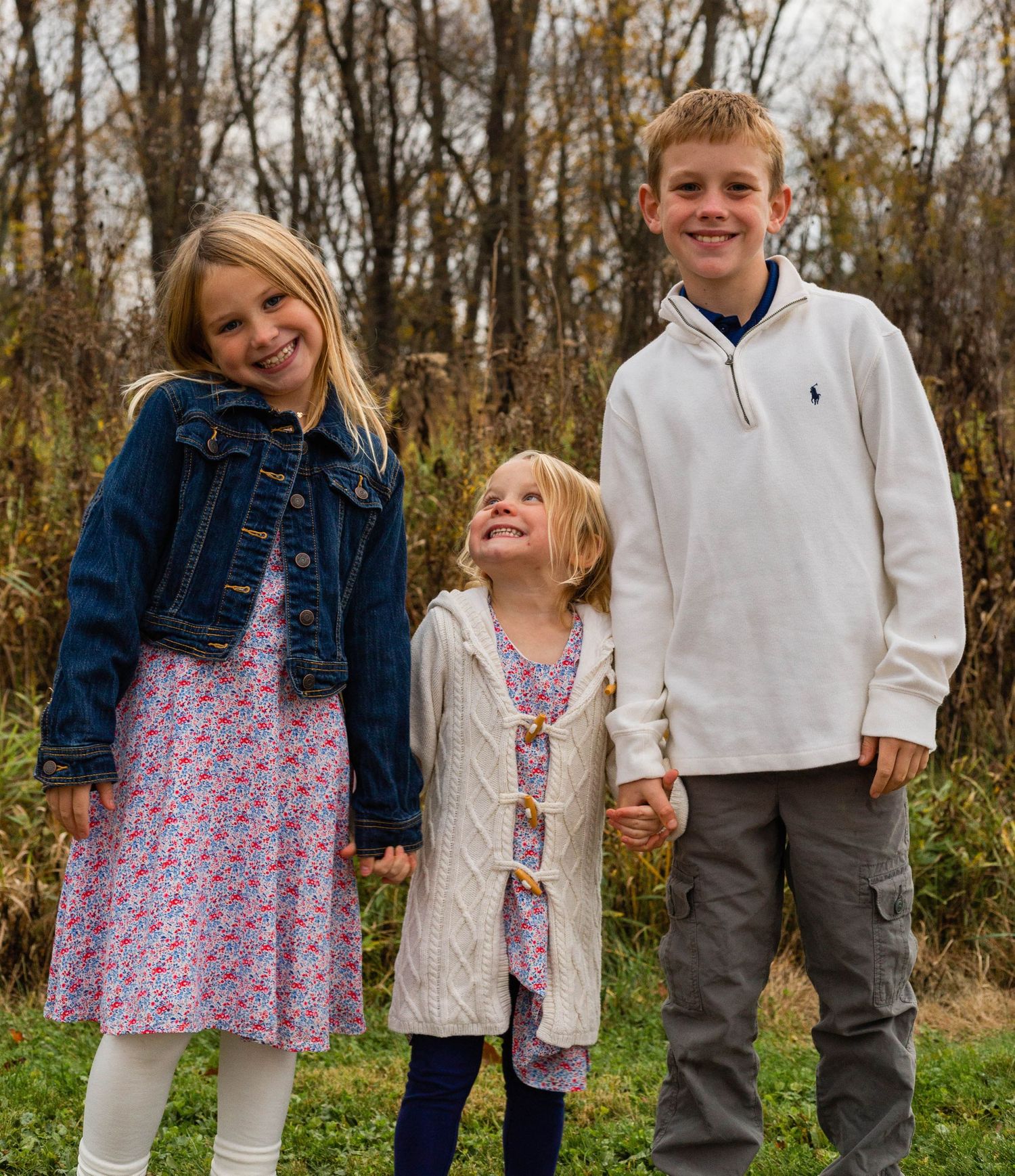 3 siblings posing for a photo