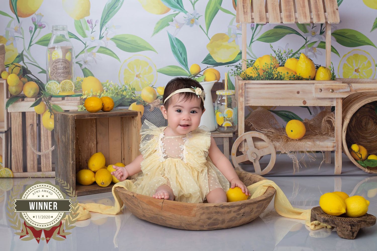 Photographe bambin en studio à Bordeaux et prignac et marcamps à 5min de st andré de cubzac. séance grand bébé en studio. Photo primée