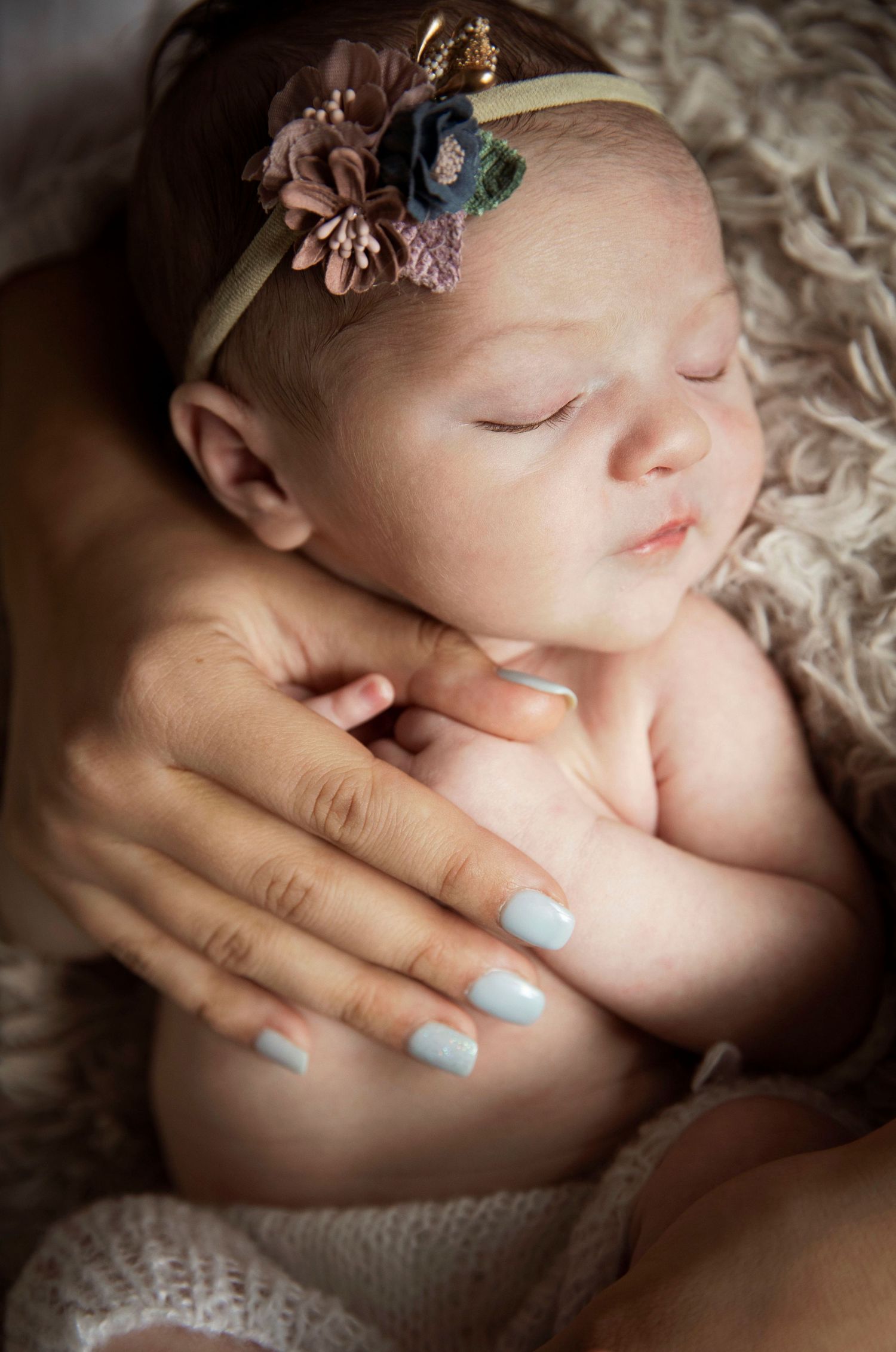 Lifestyle newborn photo precious