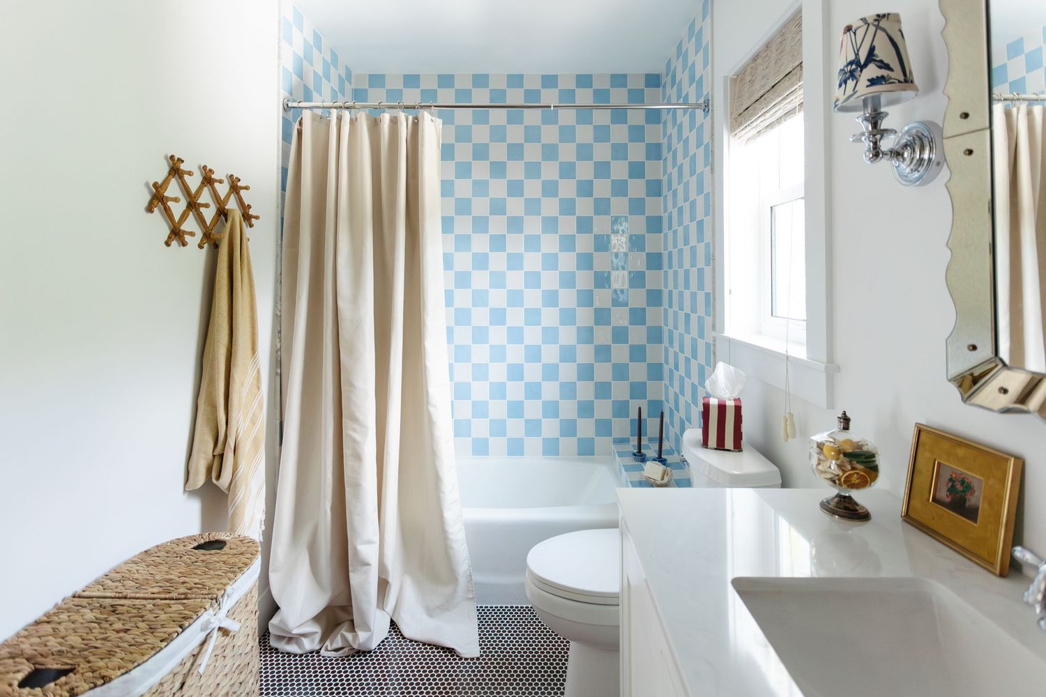 Tara Correa's photography focuses on capturing the architectural interiors of commercial and residential spaces.