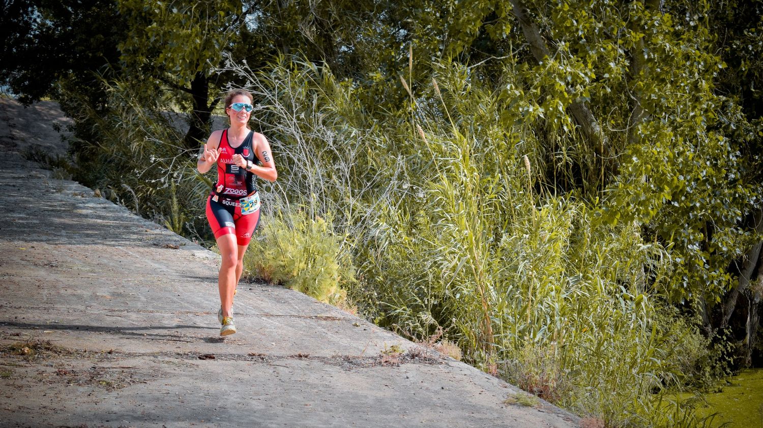 Mulher a  correr na prova de triatlo (Xterra) evento desportivo, realizado na golegã, Portugal, todos os anos.
