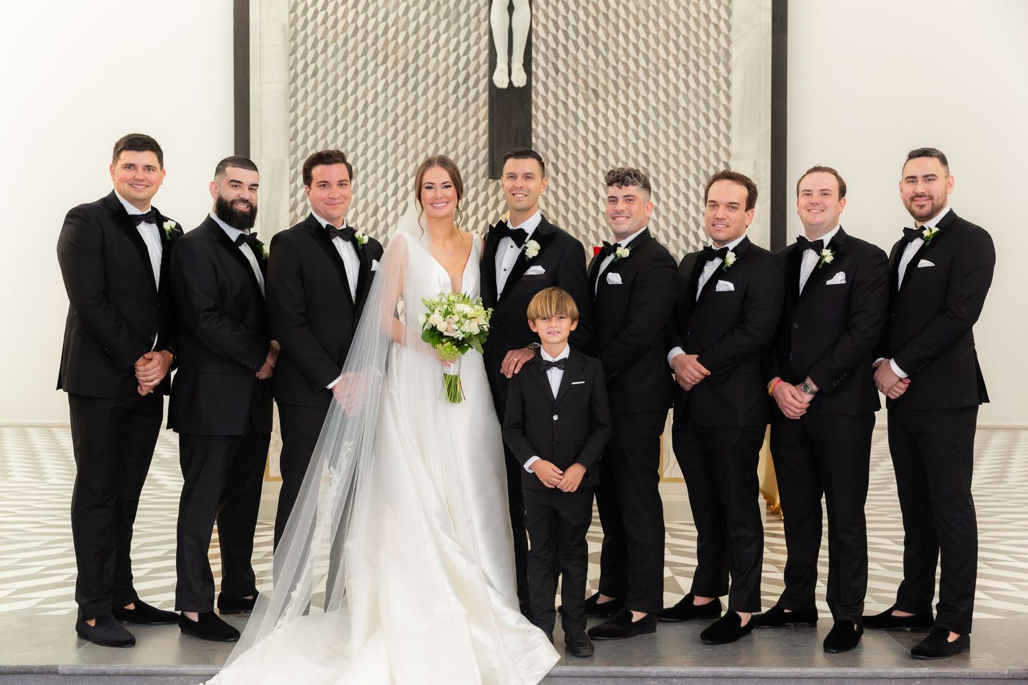 Large formal wedding party portrait with bridesmaids and groomsmen.
