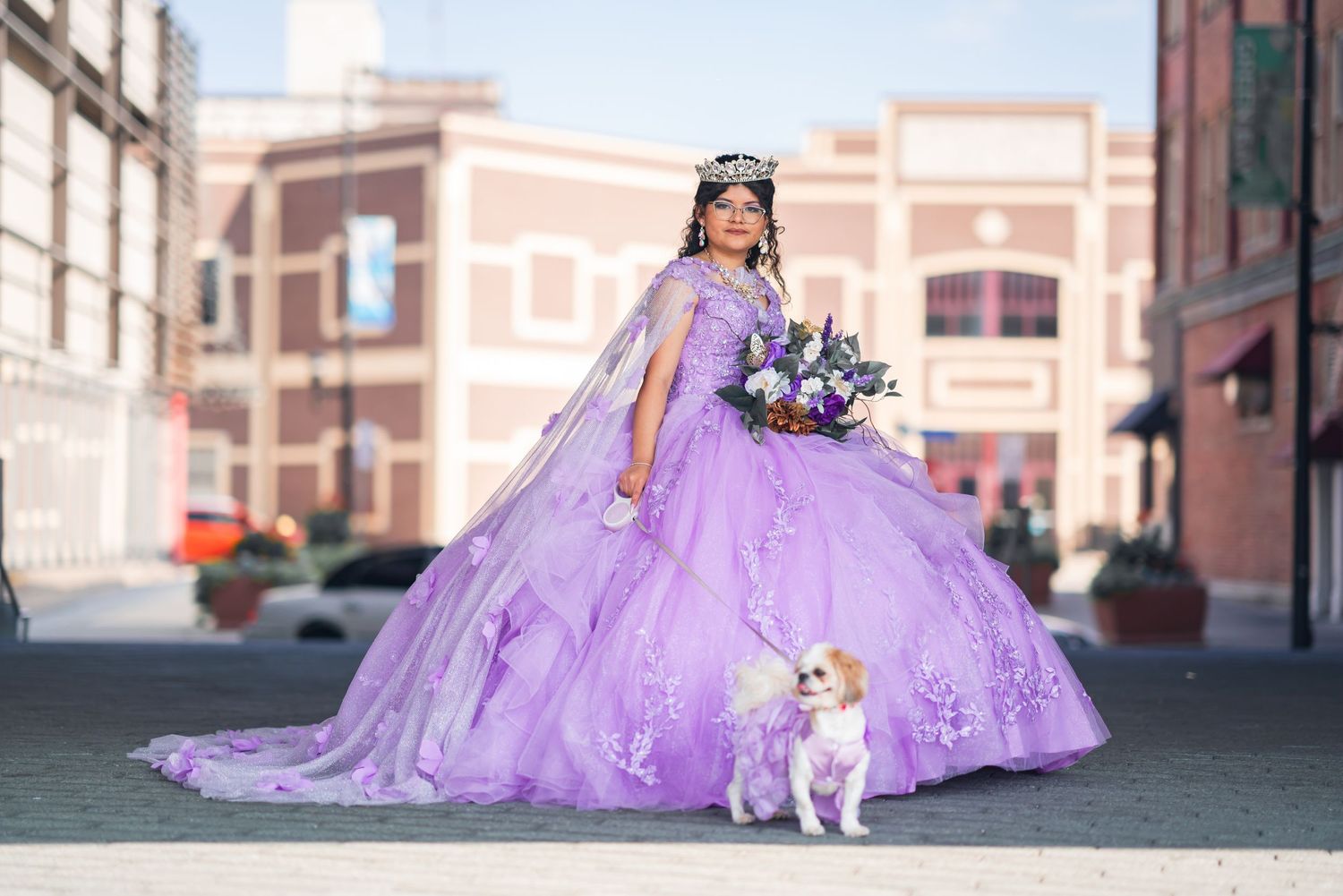 Quinceañera fotografia en downtown Green Bay son mascota perrito