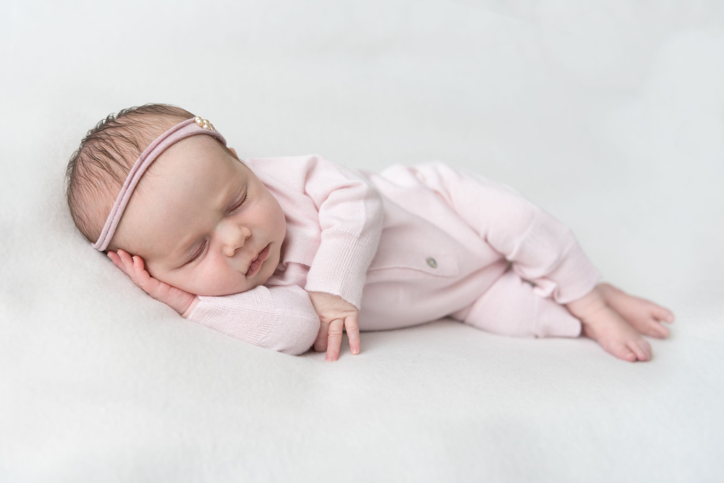 newborn baby and child photographer based in ashford kent england united kingdom in studio luxury sessions newborn little sitters cakesmash