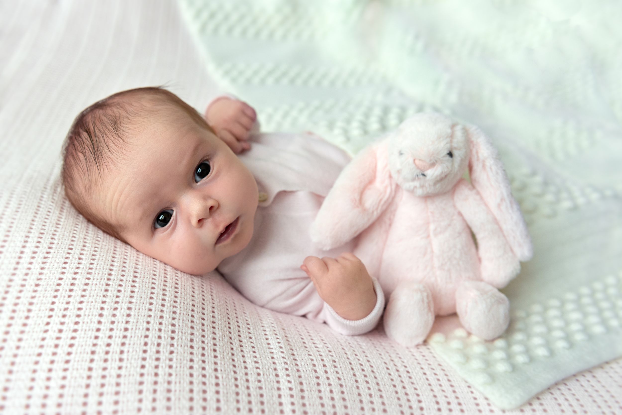 newborn baby and child photographer based in ashford kent england united kingdom in studio luxury sessions newborn little sitters cakesmash