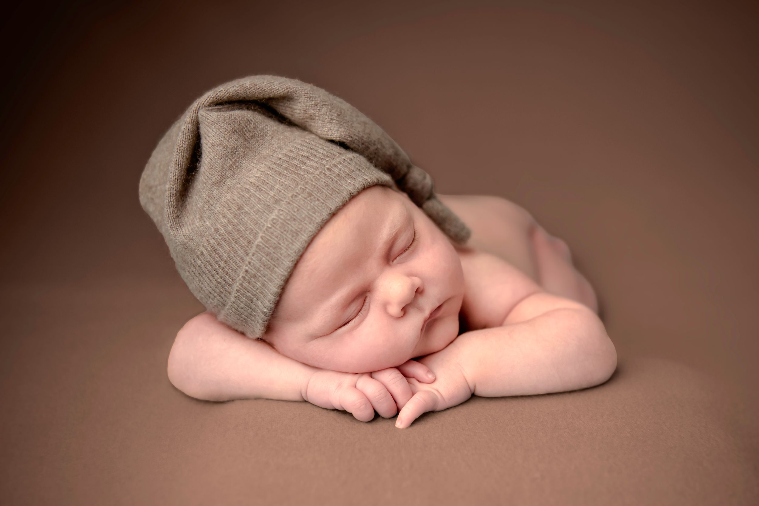 newborn baby and child photographer based in ashford kent england united kingdom in studio luxury sessions newborn little sitters cakesmash