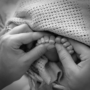 newborn baby phototgraphy photograph toes black and white mums fingers