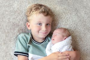 newborn baby and child photographer based in ashford kent england united kingdom in studio luxury sessions newborn little sitters cakesmash