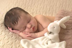 newborn baby and child photographer based in ashford kent england united kingdom in studio luxury sessions newborn little sitters cakesmash