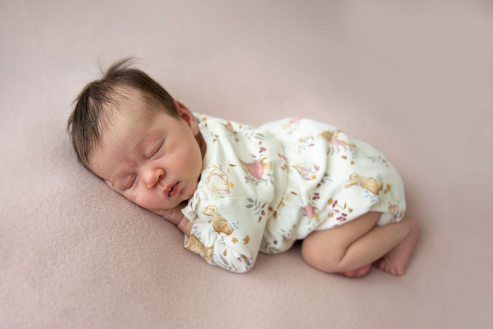 newborn baby and child photographer based in ashford kent england united kingdom in studio luxury sessions newborn little sitters cakesmash