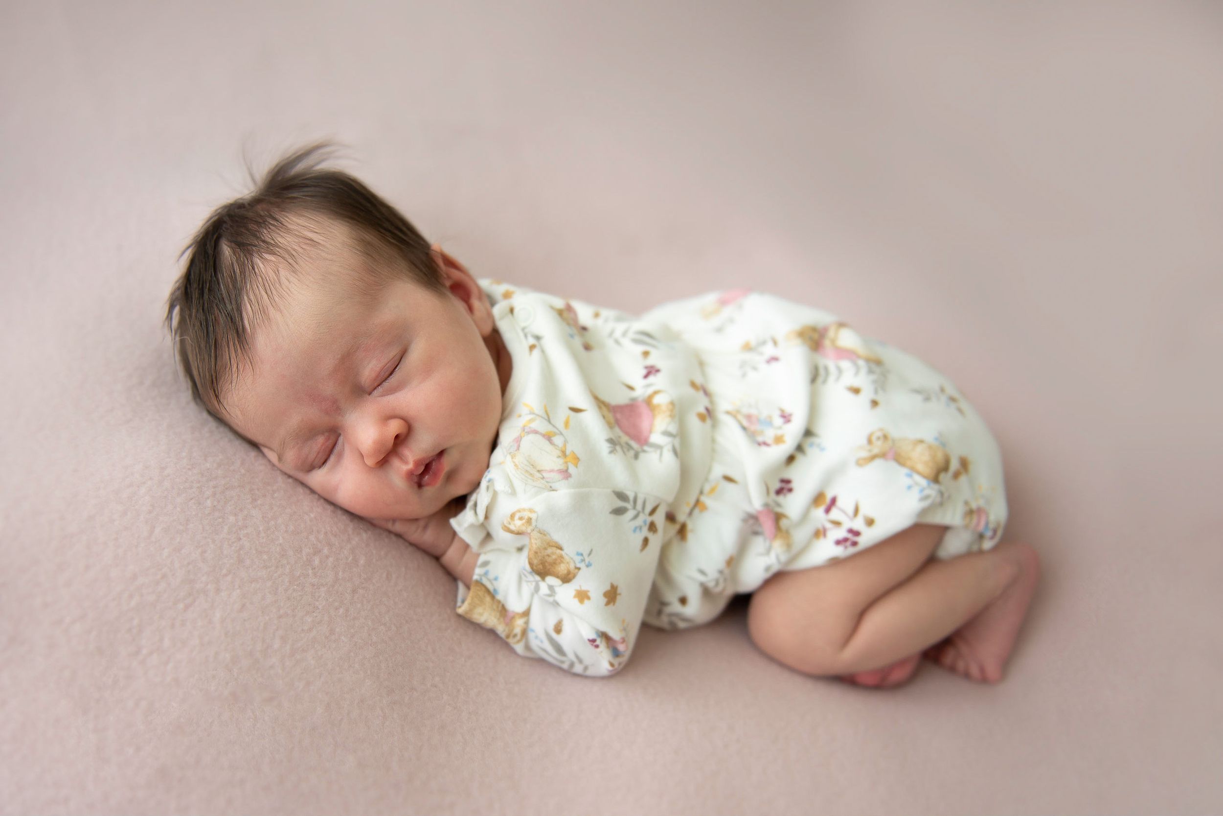 newborn baby and child photographer based in ashford kent england united kingdom in studio luxury sessions newborn little sitters cakesmash