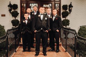 Lexington KY groom pose