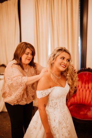 Mother of Bride and Bride pose
