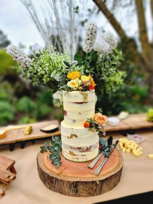 Wedding cake, wedding photography, Outdoor wedding photoshoot.