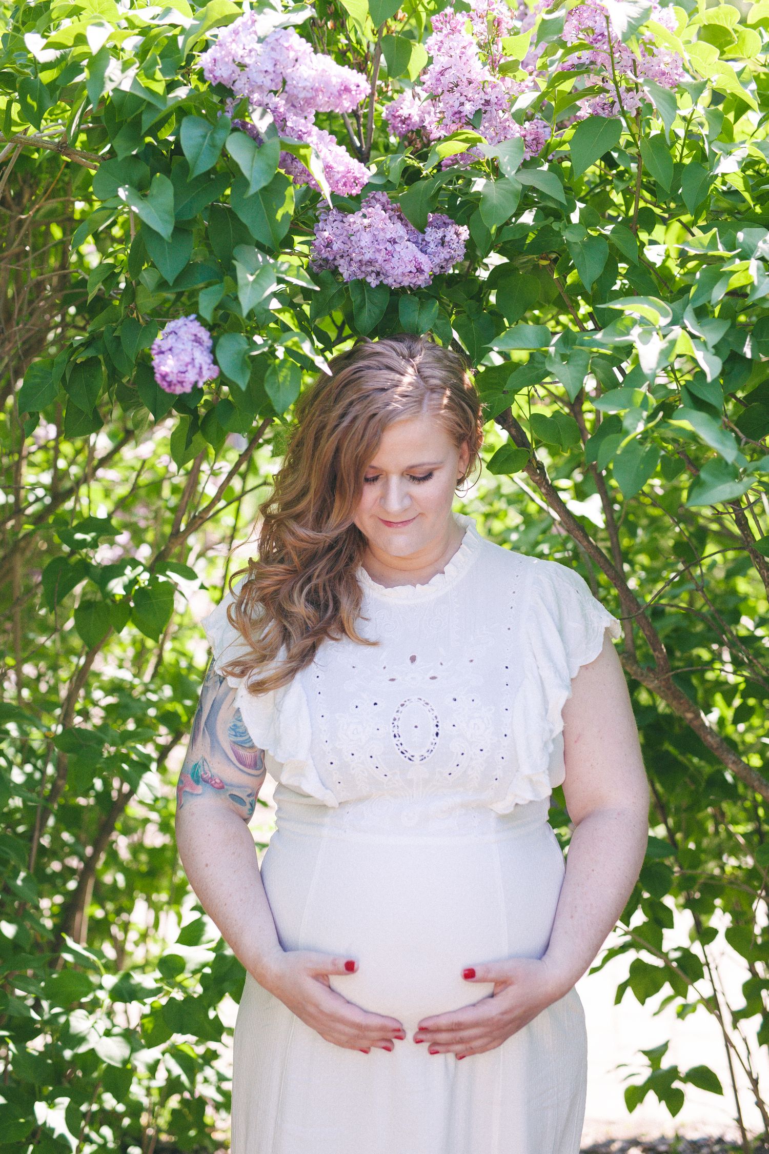 Gravidfotografering i hage med sommerblomster
