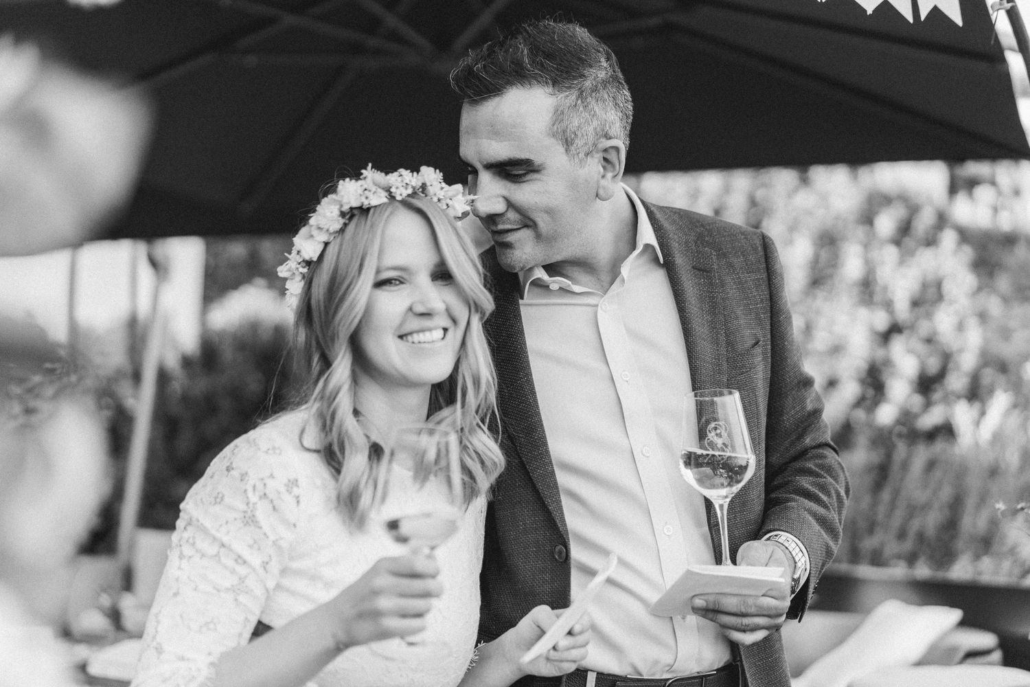 Mariée souriante avec son mari