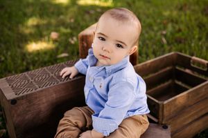 Outdoor portrait with wooden crates in natural lighting.
