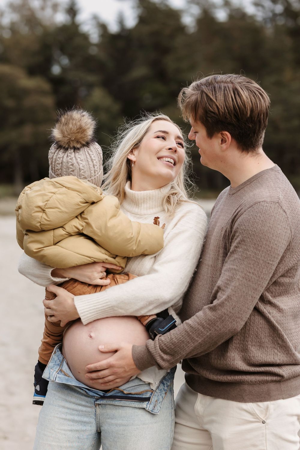familiefotografering på stranden fevik gravidfoto