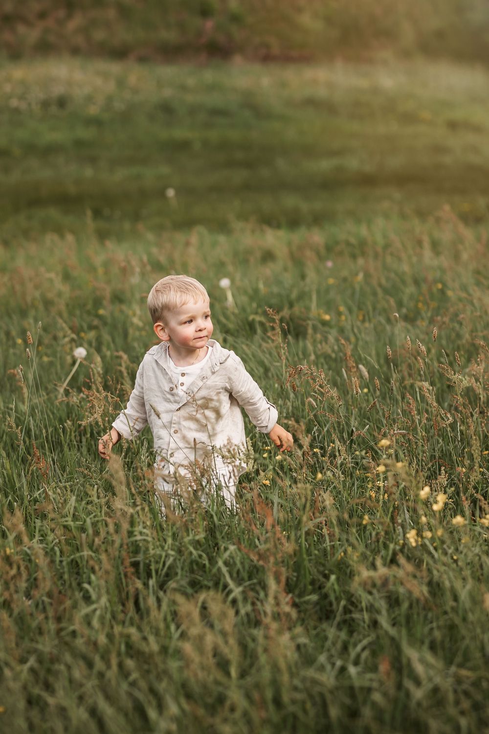 Familiefotograf Kristiansand, barn som løper i engen