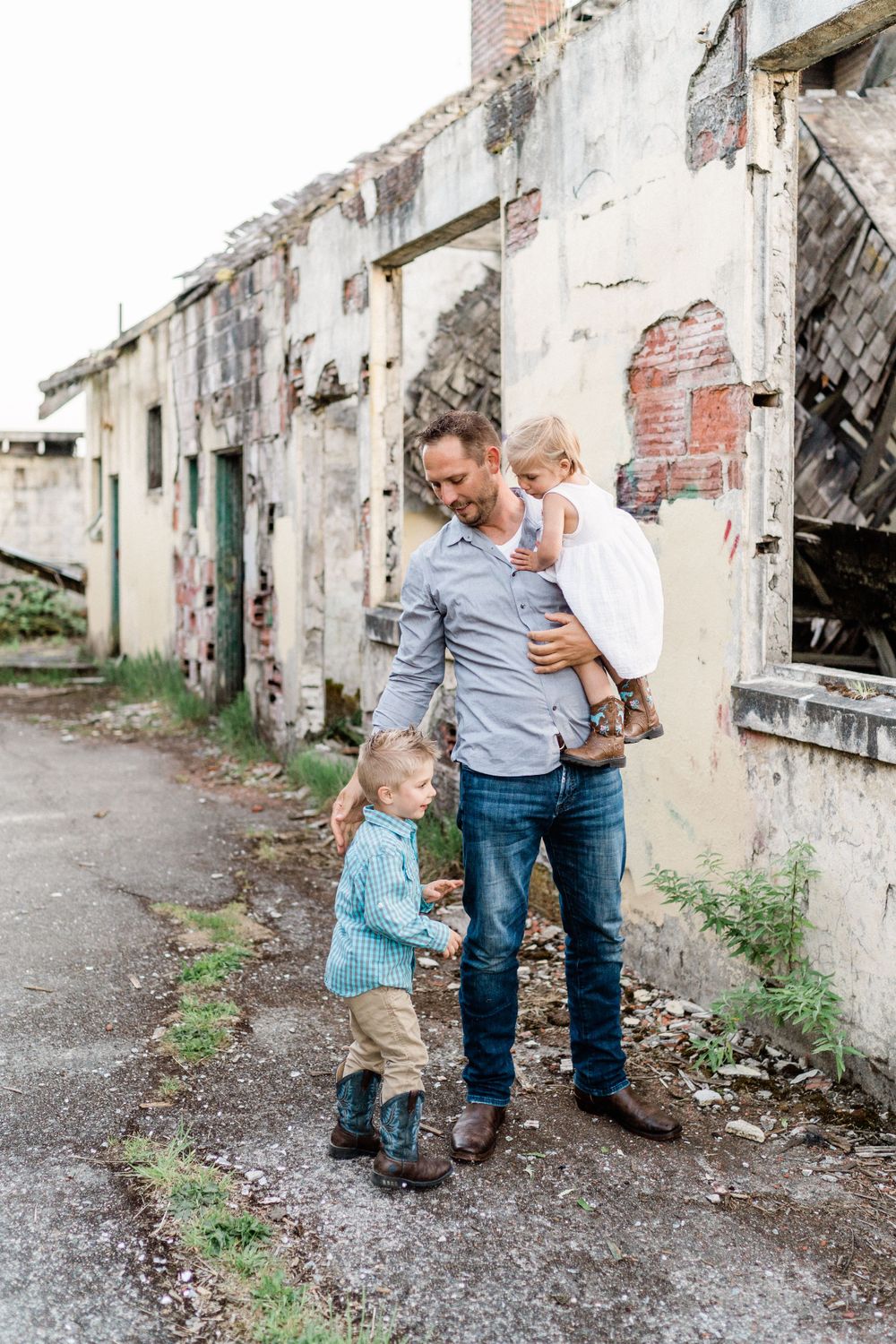 rustic buildings photo location northern state recreation area family photos dad with kids