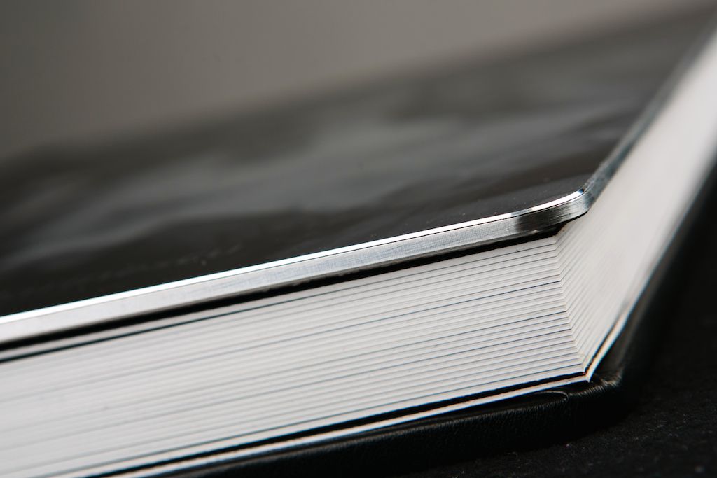 Beautiful wedding album from Graphistudio, with printed metal cover, matte and glossy metalic paper. Best wedding albums