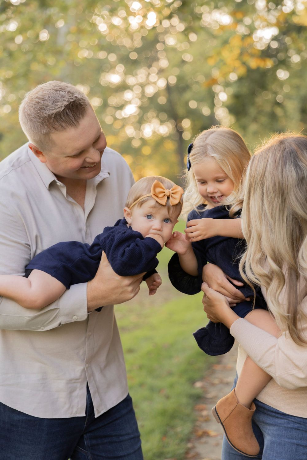 family of four playing with their two little girls in utica/Sterling Heights michigan