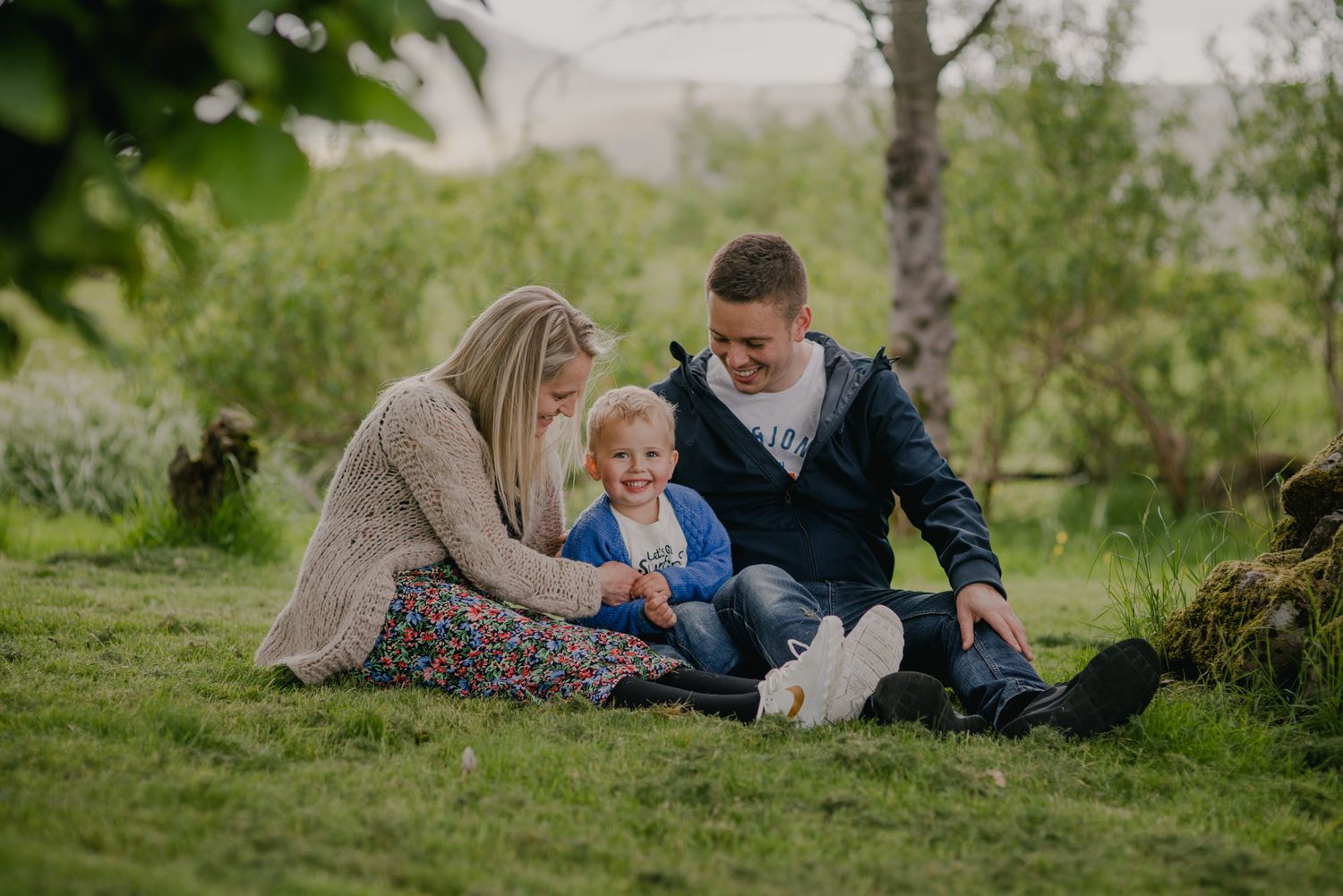 Børnebilleder med forældre, familie sidder ned og hygger sig