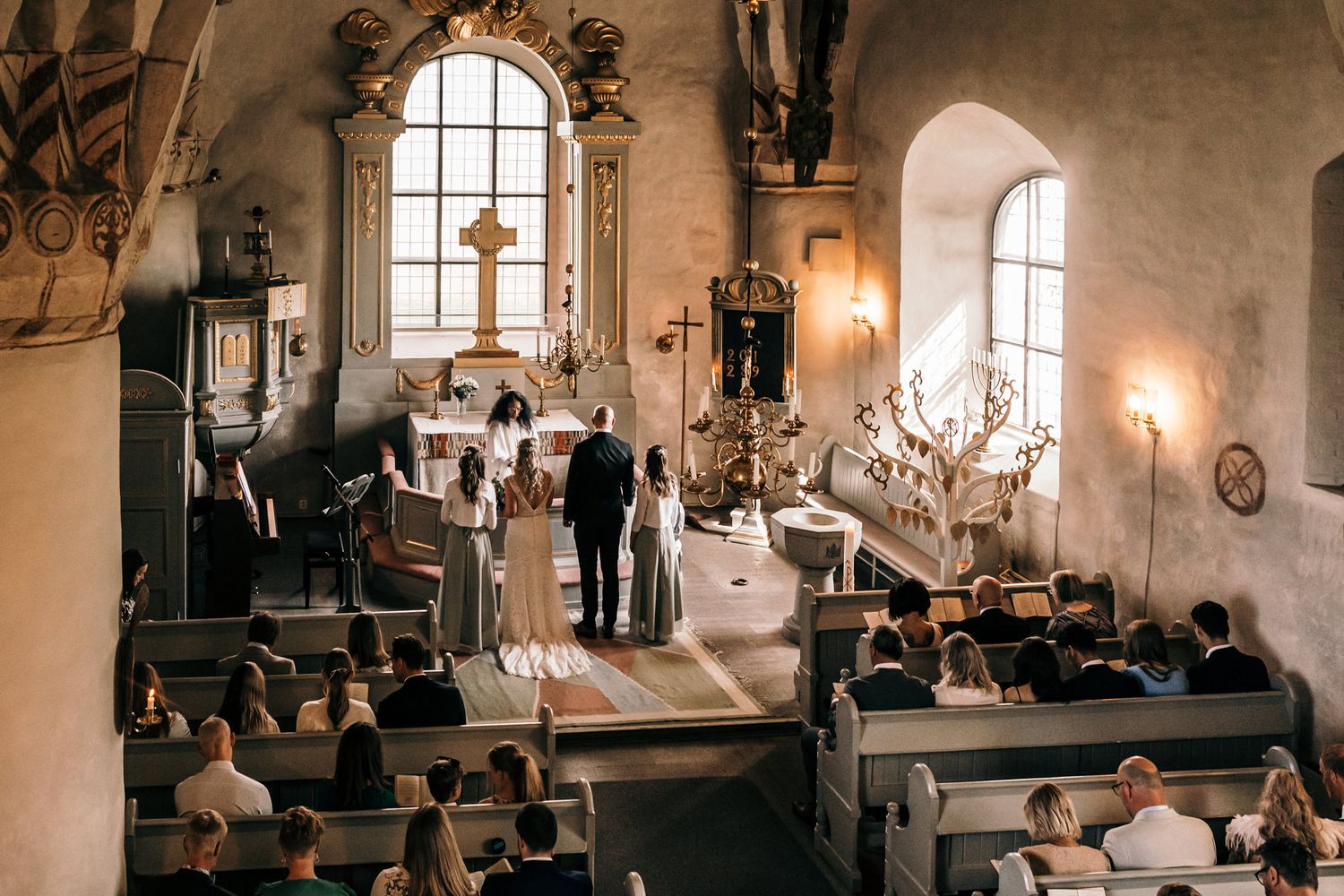 Vigsel av brudpar i Skerike kyrka.