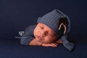 newborn baby photographer Lexington, SC; best photographer Lexington, SC; baby pictures head on hands baby outfits