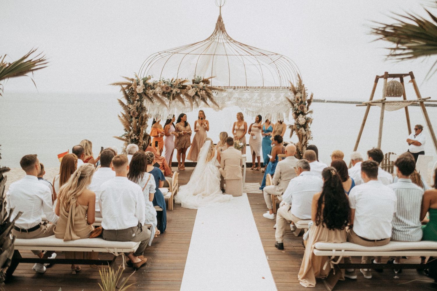 Hochzeitsfotograf Tübingen – romantisches Brautpaar bei Sonnenuntergang im Grünen.