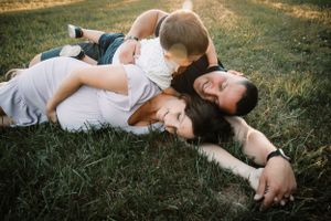 family relaxed photo session maternity child parent outdoor golden hour