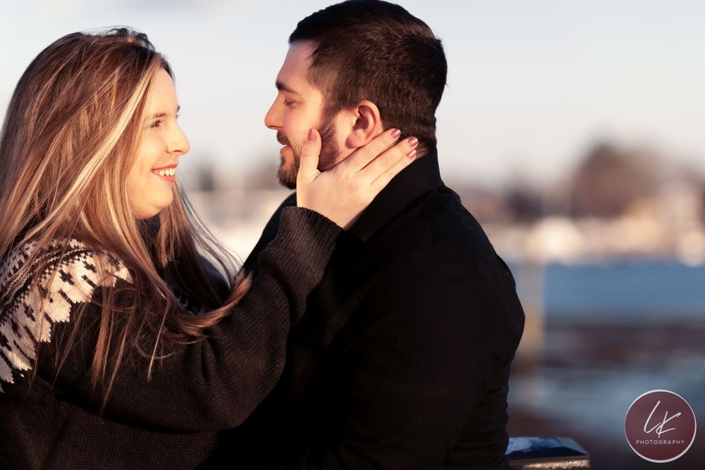 mother-to-be hold fiance's face in her hands
