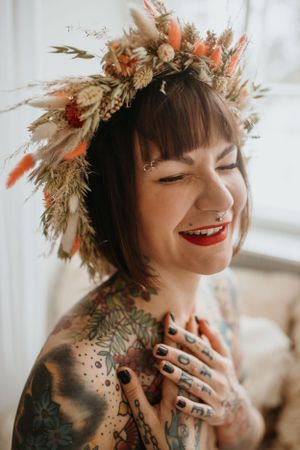 Rento ja iloinen boudoir-potretti, luonnollinen hymy ja lämmin valo