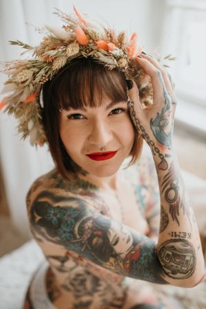 Tatuoitu nainen boudoir-kuvauksessa, intiimi ja voimaannuttava potrettikuva