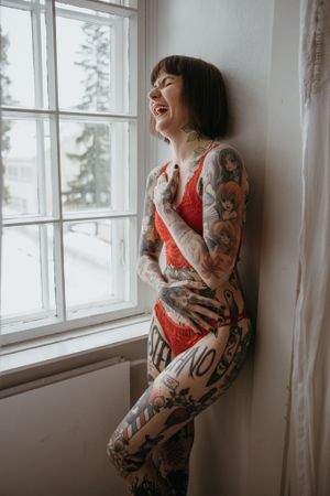 Aistikas alusvaatekuvaus, luonnollinen sivuprofiili ja pehmeä boudoir-tunnelma