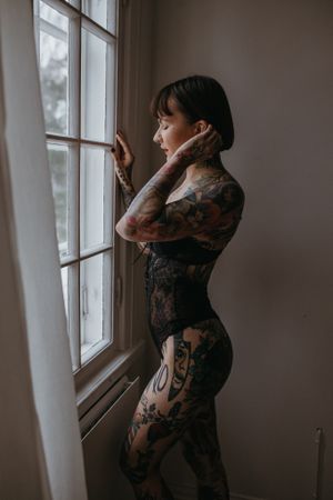 tatuoitu nainen boudoirkuvauksessa